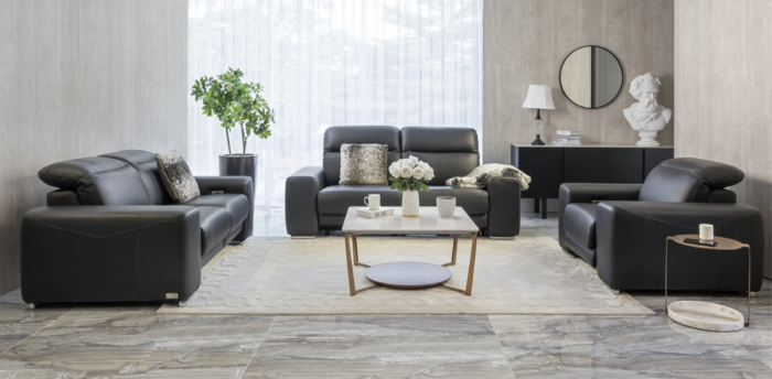 Sofa có kích thước lớn phù hợp với các biệt thự hay văn phòng giám đốc. Chất lượng hàng đầu với công đoạn thuộc da tỉ mỉ cùng kỹ thuật lâu đời đã tạo nên mẫu sofa da nhập khẩu italia thực sự đẳng cấp.